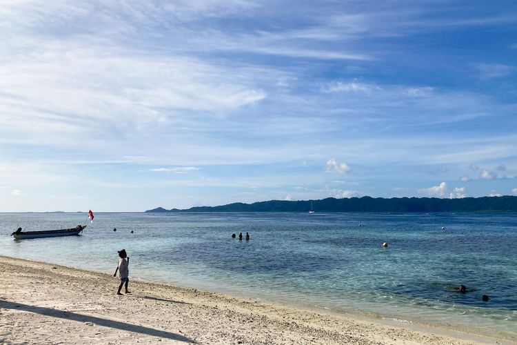 Suasana Desa Wisata Arborek, Kabupaten Raja Ampat, Papua Barat, Selasa (26/10/2021).