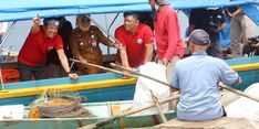 Menteri Trenggono bersama Nelayan Bersihkan Sampah di Laut Tanjungpinang