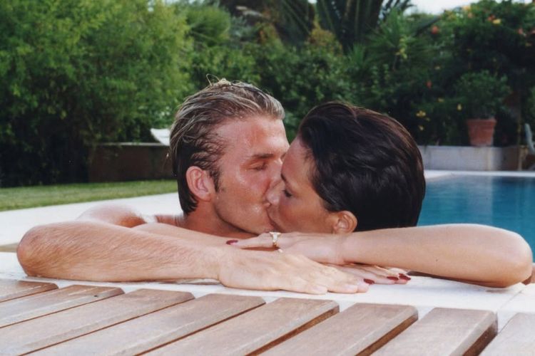 Victoria Beckham membagikan foto romantis dengan suaminya, David Beckham, dalam merayakan ulang tahun ke-26 pernikahan mereka.