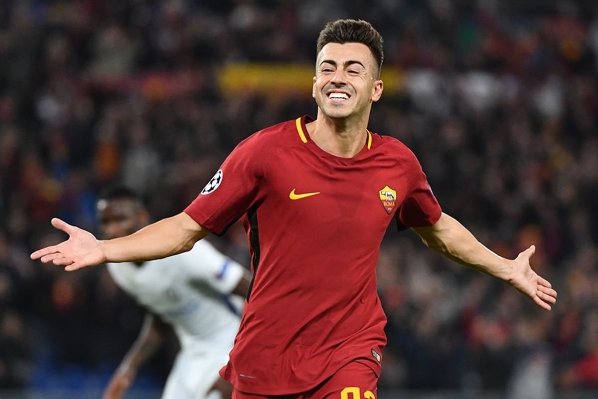 Striker AS Roma, Stephan El Shaarawy, melakukan selebrasi setelah mencetak gol kedua timnya ke gawang Chelsea dalam pertandingan penyisihan grup Liga Champions di Stadion Olimpico, Roma, Selasa (31/10/2017).