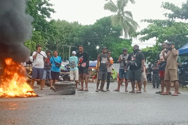 Warga dan pemuda di Sanggeng Manokwari melakukan aksi bakar ban menolak politk uang menjelang pelaksanaan pemungutan suara ulang (PSU) pada Sabtu (24/2/2024).