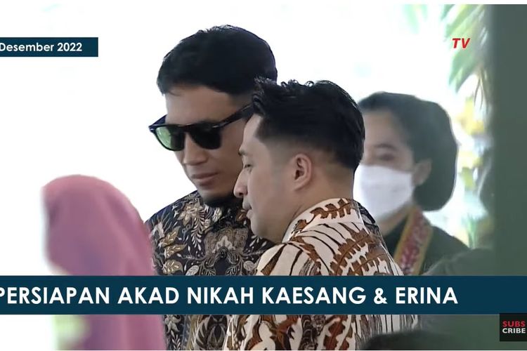 Mahendra Desta (kiri) dan Irfan Hakim menghadiri akad nikah Kaesang Pangarep dan Erina Gudono, Sabtu (10/12/2022).