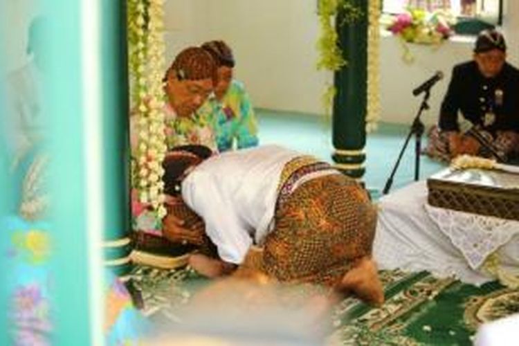 Mempelai pria Kanjeng Pangeran Haryo Notonegoro melakukan sungkem pada mertuanya, Sri Sultan Hamengkubowono X, usai akad nikah di Masjid Panepen Keraton Yogyakarta, Selasa (22/10/2013).