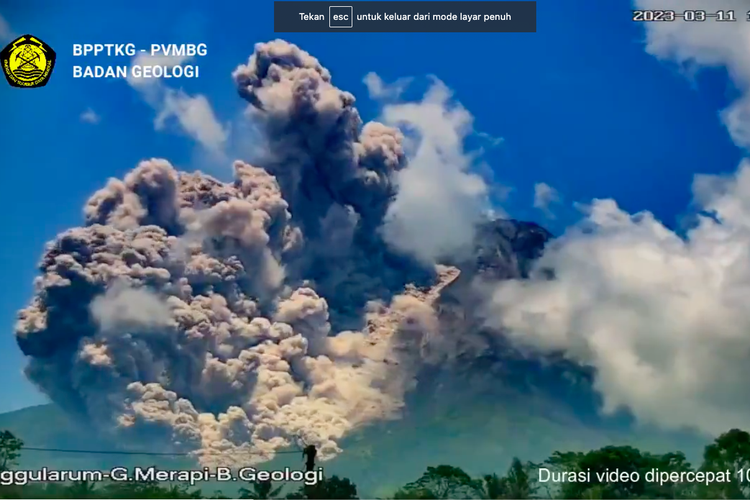 Gunung Merapi di perbatasan Jawa Tengah dan DIY mengalami erupsi pada Sabtu 11 Maret 2023 pukul 12.12 WIB. Hujan abu vulkanik menyelimuti sejumlah wilayah di Jawa Tengah.