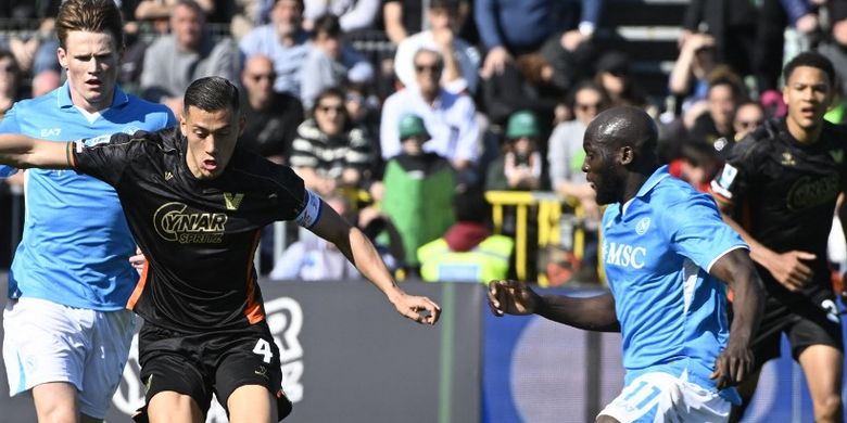 Jay Idzes beraksi melawan Romelu Lukaku dalam laga Venezia vs Napoli di Stadion Pier Luigi Penzo, Maret 2025.
