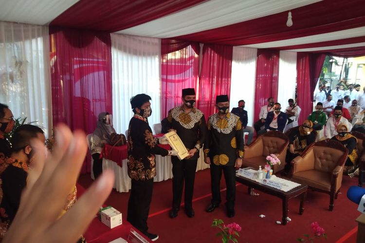 Pasangan Andi Harun – Rusmadi Wongso saat melakukan pendaftaran bakal calon wali kota dan wakil wali kota Samarinda di Kantor KPU Samarinda, Kaltim, Jumat (4/9/2020). 