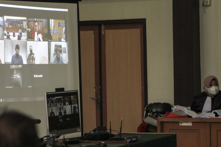 Sidang pembangunan masjid Sriwijaya dengan menghadirkan 10 orang saksi secara virtual di Pengadilan Negeri Palembang. Salah satu saksi yang dihadirkan adalah Alex Noerdin mantan Gubernur Sumsel yang ikut menjadi tersangka, Sealsa (28/9/2021).