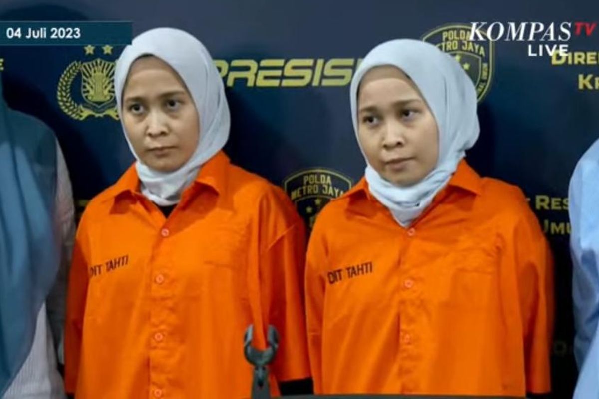 Si kembar Rihana dan Rihani, tersangka kasus penipuan modus preorder iPhone, saat dihadirkan dalam konferensi pers di Mapolda Metro Jaya, Selasa (4/7/2023).