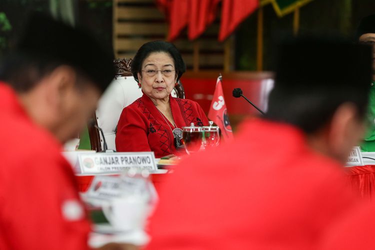 Ketua Umum PDI-P Megawati Soekarnoputri saat menggelar pertemuan kerjasama politik dengan PPP di Kantor Dewan Pimpinan Pusat (DPP) Partai Demokrasi Indonesia Perjuangan (PDI-P), Jakarta, Minggu (30/4/2023). Pertemuan ini untuk merumuskan agenda dan tahapan pemenangan terhadap Ganjar Pranowo.