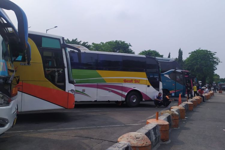 Trafik penumpang belum meningkat di Terminal Kalideres, Jakarta Barat. 