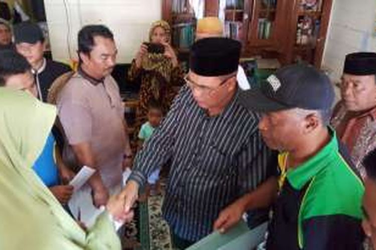 Bupati Aceh Tengah Nasaruddin menyalurkan bantuan dari Pemerintah Aceh kepada korban kebakaran di Kampung Wih Bakong, Kecamatan Silih Nara, dan tanah longsor di Kampung persiapan Hakim, Kecamatan Lut Tawar. 