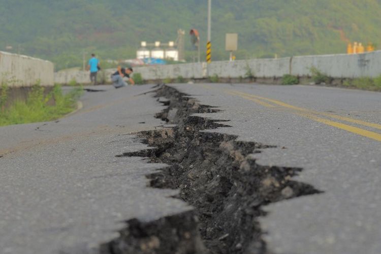 Jalan yang retak di jembatan Kaoliao yang ambruk akibat gempa Taiwan di wilayah Hualien pada Minggu (18/9/2022). Gempa Taiwan terkini bermagnitudo 6,8 menewaskan sedikitnya satu orang dan 146 korban luka-luka.