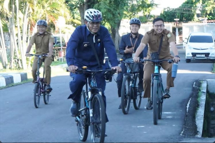 Bupati Sumbawa Bersepeda Menuju Kantor, Upaya Hemat Energi 