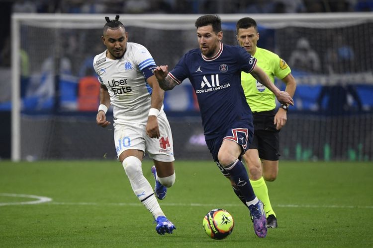 Penyerang PSG, Lionel Messi, dibayangi oleh pemain Marseille, Dimitri Payet, dalam duel bertajuk Le Classique pada pekan ke-11 Liga Perancis 2021-2022 di Stadion Velodrome, 24 Oktober 2021.