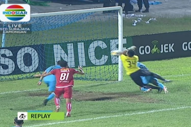 Momen saat gelandang Persela Lamongan nampak mendorong bola dengan tangannya untuk membobol gawang Persija Jakarta pada lanjutan Liga 1 pekan ke-9 di Stadion Surajaya Lamongan, Minggu (20/5/2018). 