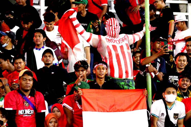 Kreasi dan dukungan suporter Timnas Indonesia saat menyaksikan pertandingan Kualifikasi Piala Asia U20 2023 melawan Vietnam yang berakhir dengan skor 3-2 di Stadion Gelora Bung Tomo Surabaya, Minggu (18/9/2022) malam.