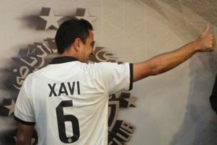 Xavi Hernandez memamerkan kostum Al Sadd bernomor enam.