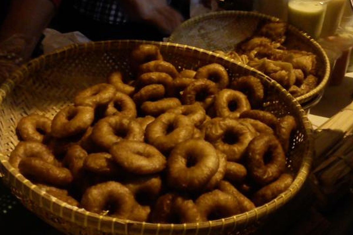 Ali agrem, makanan tradisional Sunda yang disebut juga sebagai kue cincin.