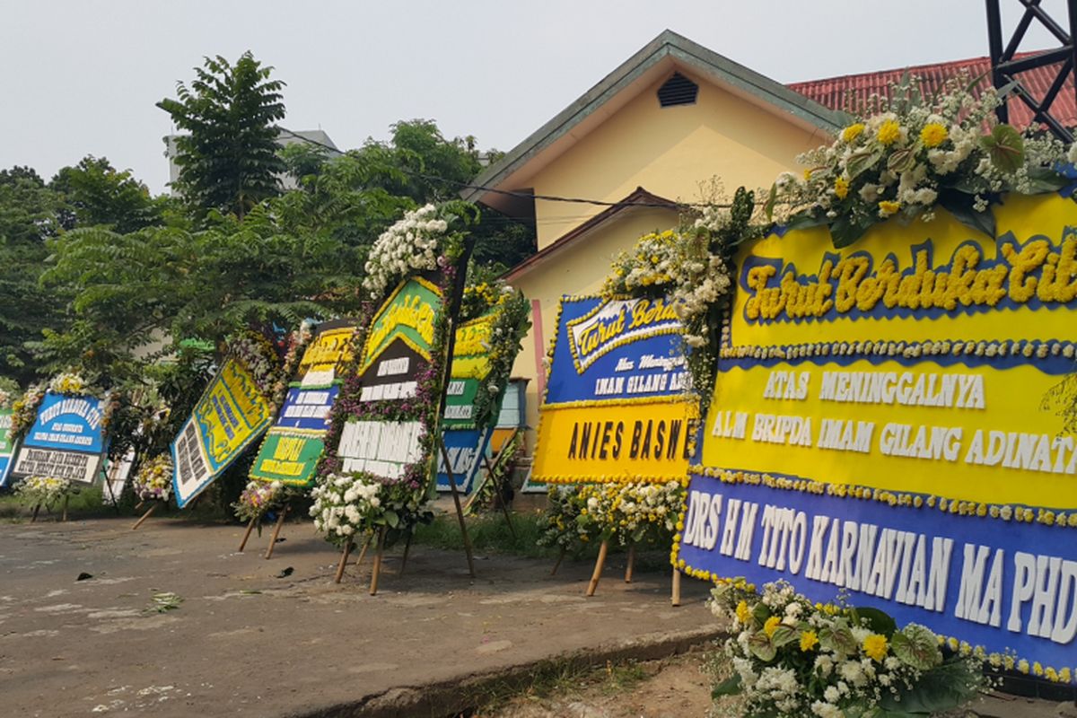 Sejumlah karangan bunga ucapan belasungkawa untuk Briptu Anumerta Imam Gilang Adinata (24) dipasang di halaman SDN Menteng Dalam 05 Pagi, Tebet, Jakarta Selatan, Kamis (25/5/2017). 