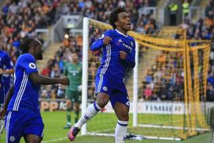 Gelandang Chelsea, Willian (kanan), melakukan selebrasi seusai mencetak gol ke gawang Hull City dalam laga Premier League di KCOM Stadium, Sabtu (1/10/2016).