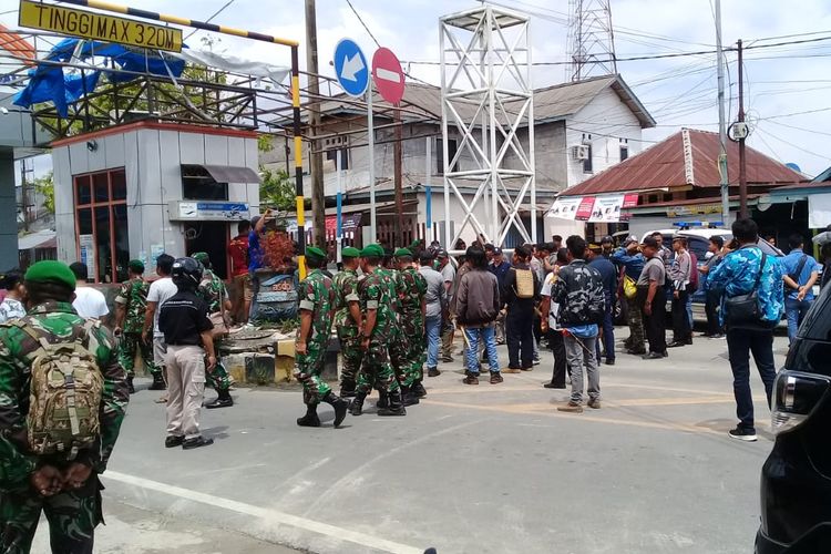 Amukan massa di Pelabuhan Feri dengan membawa senjata tajam akhrinya berhasil diredam setelah ditandatangani surat keputusan bersama (SKB), Rabu (16/10/2019).