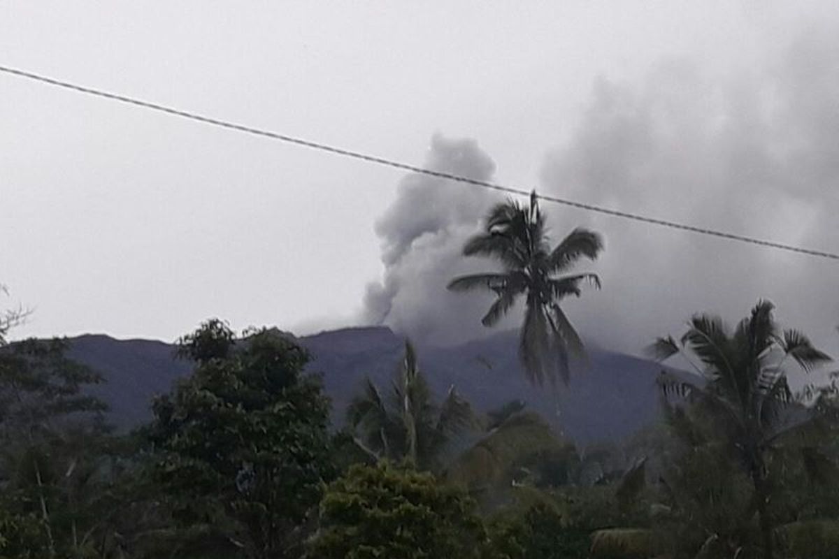 Gunung Agung meletus pada Selasa (21/11/2017) pukul 17.05 Wita. Tampak asap kelabu dan abu tipis bertiup ke arah timur dan tenggara dari puncak kawah.