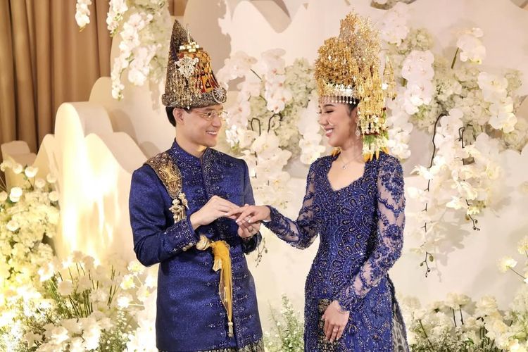 Teuku Rassya dan Cleantha Islan resmi menikah pada Minggu (12/4/2026). Intip detail gaya busananya dalam balutan adat Aceh.