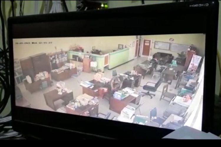 Tangkapan layar video rekaman CCTV aksi pencurian di Kantor Disperindag Kabupaten Tuban, Jawa Timur.