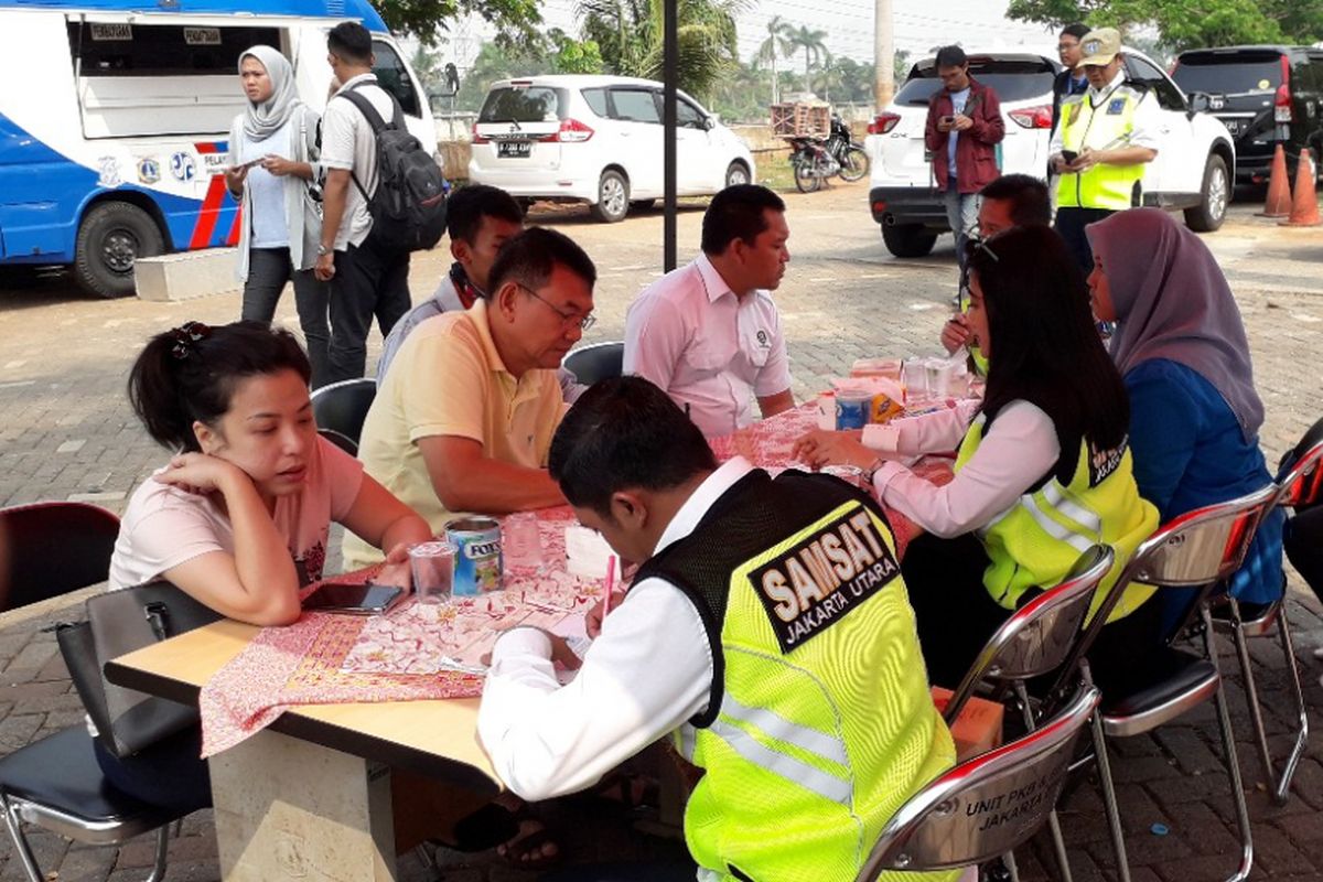 Sejumlah pelanggar razia pajak di Penjaringan mengurus pembayaran pajaknya di hadapan petugas Samsat Jakarta Utara, Rabu (21/11/2018).