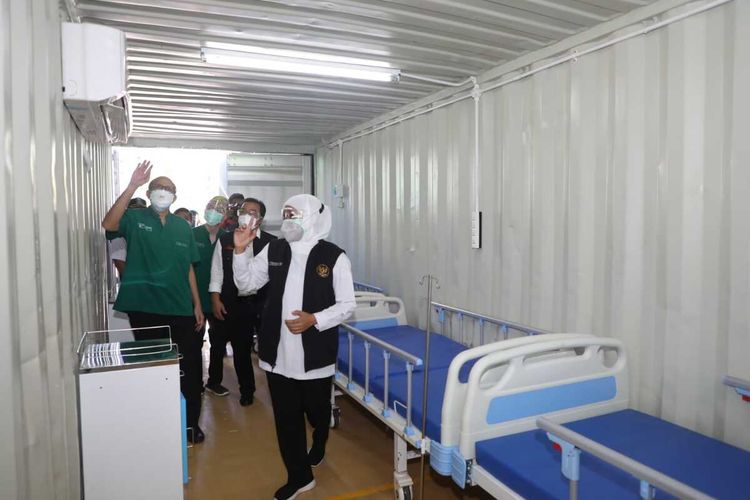Gubernur Jatim Khofifah Indar Parawansa meninjau ruang rawat pasien Covid-19 dari kontainer di RSU dr Soetomo Surabaya, Minggu (11/7/2021).