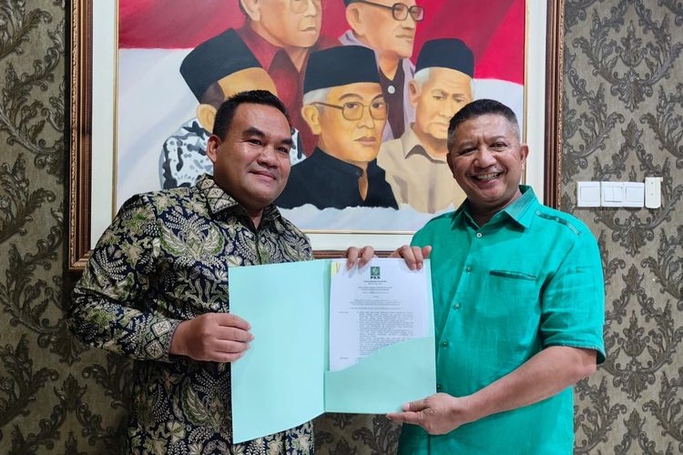 REKOMENDASI: Bupati Petahana Blora Arief Rohman menerima surat rekomendasi dari dua partai politik (parpol) besar yang mendukungnya untuk maju dalam Pemilihan Kepala Daerah (Pilkada) 2024.