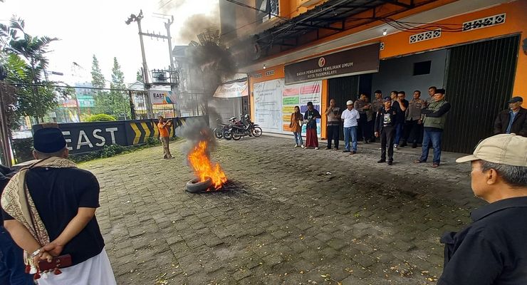 Kantor Bawaslu Tasikmalaya Digeruduk Warga, Ada Apa? 