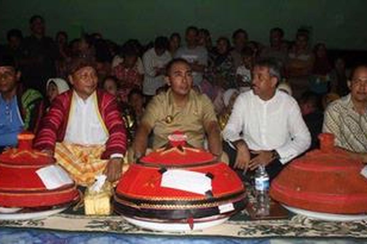 Bupati Buton Umar Saimun menghadiri pesat adat di Desa Wabula, Buton. 