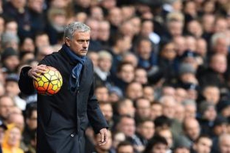 Manajer Chelsea, Jose Mourinho, mengembalikan bola yang ke luar lapangan pada laga versus Tottenham di White Hart Lane, Sabtu (29/11/2015).