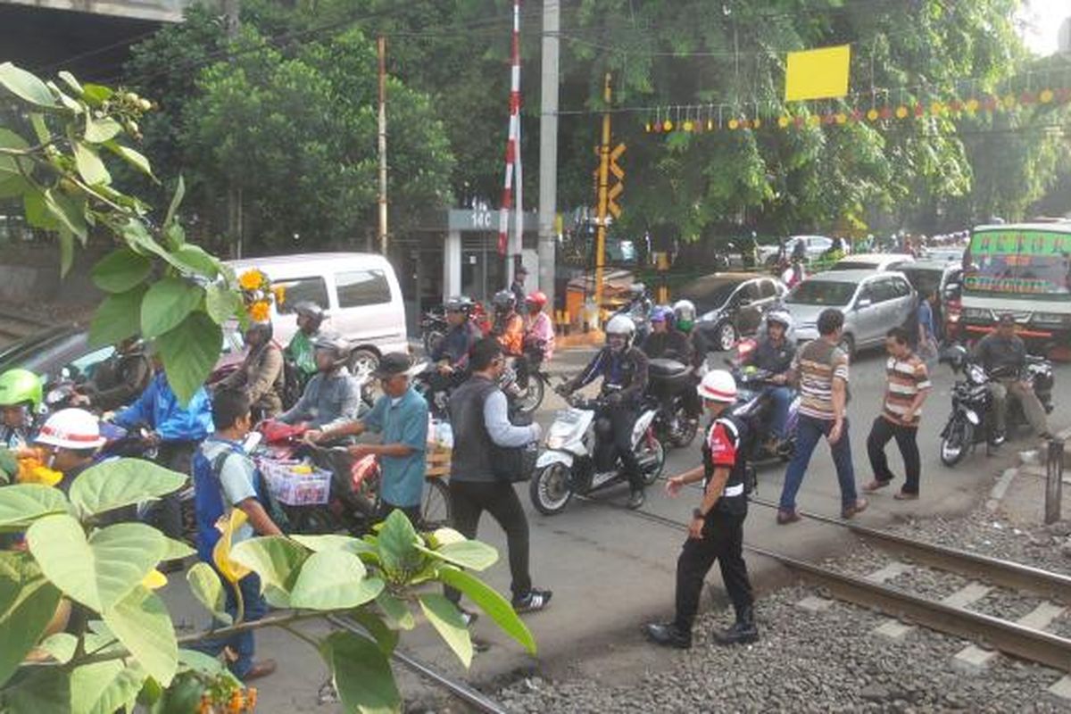 Kondisi pelintasan sebidang di sekitar Stasiun Tebet, Senin (30/11/2015). PT KAI Commuter Jabodetabek menyarankan Pemerintah Provinsi DKI Jakarta menutup pelintasan-pelintasan sebidang. Mereka menilai cara ini efektif untuk mencegah kecelakaan antara kereta dan kendaraan non-kereta.