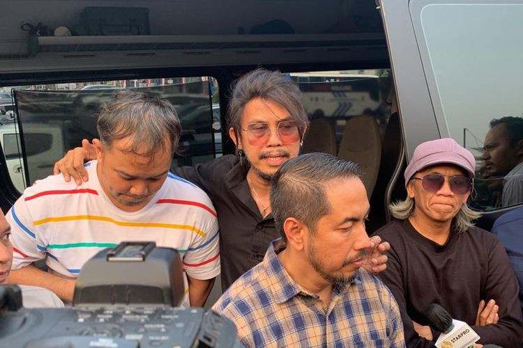 Grup musik Radja, didampingi pengacara Sunan Kalijaga, resmi melaporkan akun YouTube dunia MANJI atas kasus dugaan pencemaran nama baik pada Senin (14/8/2023) di Polda Metro Jaya, Jakarta.