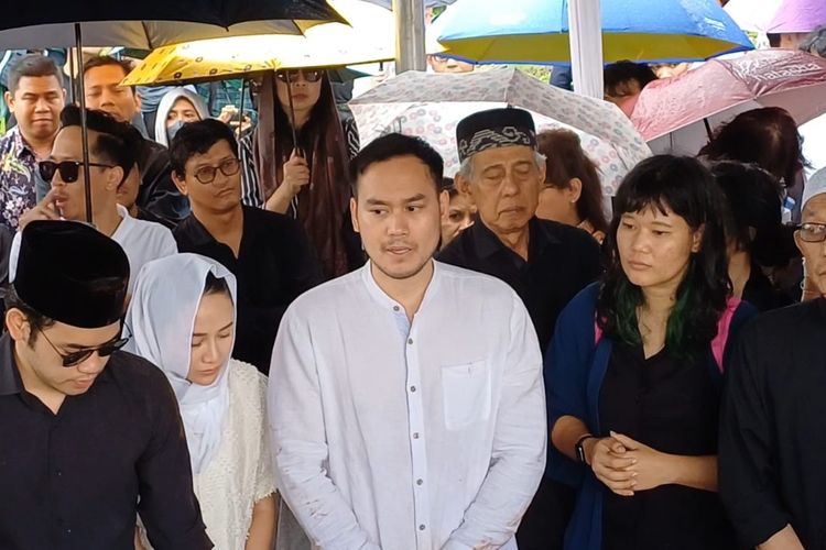 Menangis di Depan Pusara Ray Sahetapy, Rama Sahetapy: Mohon Dimaafkan