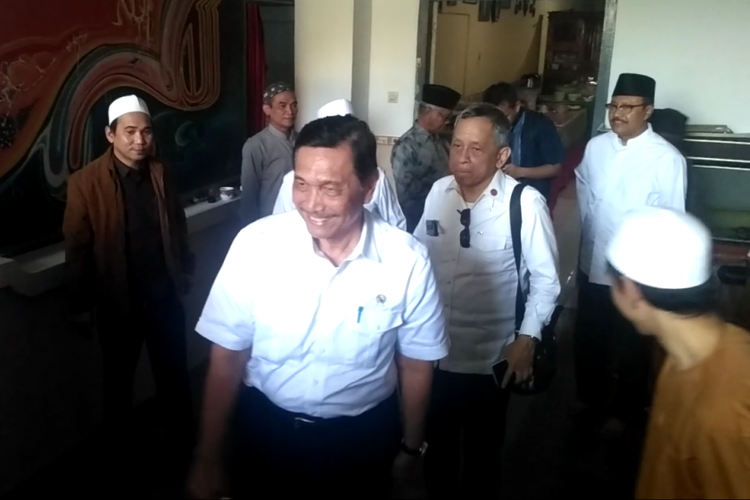 Menteri Luhut saat berada di Pesantren Lirboyo Kota Kediri, Jawa Timur, Senin (16/7/2018).