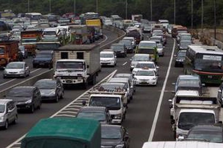 Pengguna kendaraan tersendat di jalan tol memasuki Halim, Jakarta Timur, Selasa (9/4/2013). Kemacetan menjadi problematika perkotaan, perlu pemetaan masalah dan upaya bersama untuk pemecahannya.
