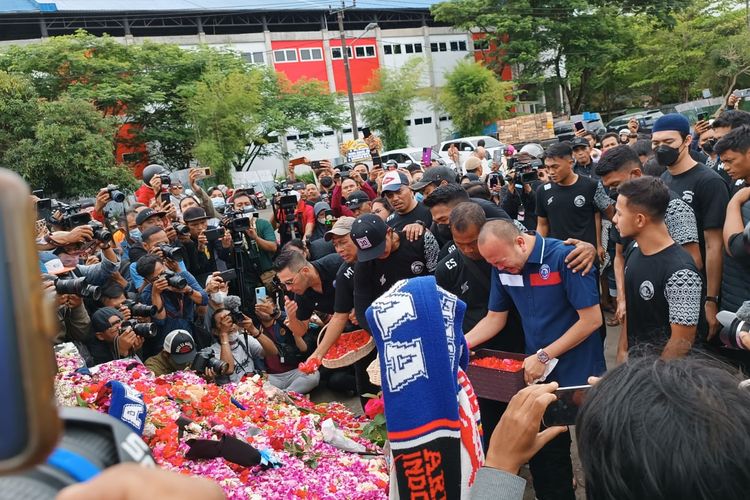 Pelatih dan Pemain Arema FC tabur bunga di depan patung kepala Singa di depan stadion Kanjuruhan, Senin (3/10/2022).