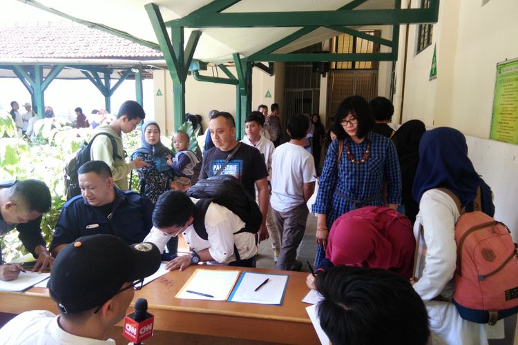 Para orangtua siswa saat mengantre menunggu hasil pengumuman PPDB 2019 di SMA Negeri 5 Bandung di Jalan Belitung, Bandung, Jawa Barat, Sabtu (29/6/2019).