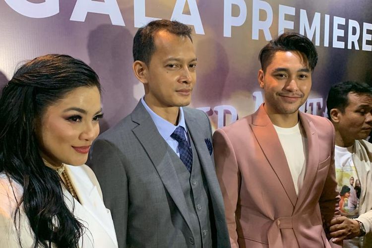 Para cast film Air Mata di Ujung Sajadah dalam acara gala premiere di Senayan, Jakarta Selatan, Rabu (16/8/2023)