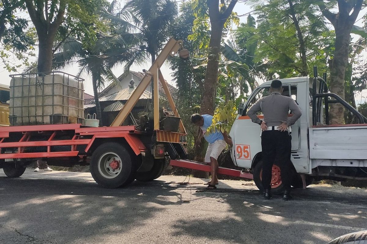 Mobil pickup angkut semen tabrakan dengan dua motor di Jalan Mandung, Pedukuhan Serut, Kapanewon Pengasih, Kabupaten Kulon Progo, Daerah Istimewa Yogyakarta. Dua orang tewas dan empat korban lain mengalami luka berat dalam peristiwa ini