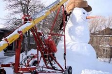 Habiskan 3 Minggu, Sebuah Keluarga Bikin Boneka Salju Setinggi 6 Meter
