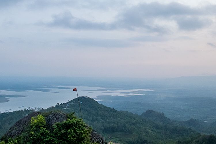 Waduk Gajah Mungkur dilihat dari Menara Pandang Soko Gunung sebelah barat.