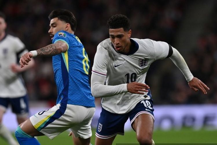 Gelandang Inggris, Jude Bellingham, tengah berduel dengan pemain Brasil, Lucas Paqueta, dalam laga persahabatan antara Inggris vs Brasil di Stadion Wembley pada 23 Maret 2024.