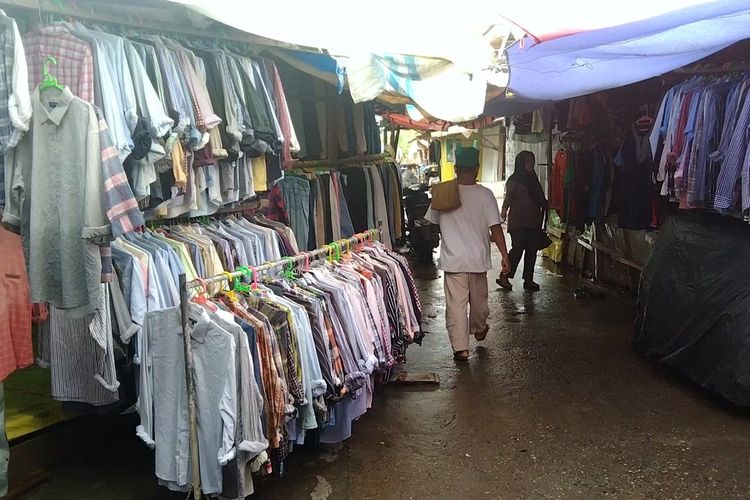 Para pedagang terancam akan kehilangan mata pencahariannya sebagai pedagang pakaian bekas akibat rencana pemerintah mengeluarkan aturan melarang mengimpor pakaian bekas.