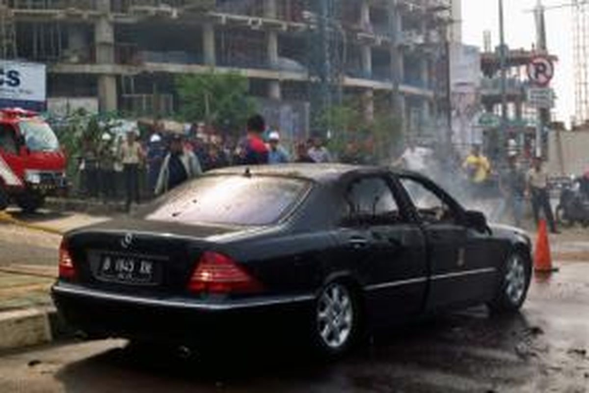 Mercedes-Benz S-Class Terbakar di Jalan Letjend S. Parman, Grogol Petamburan, Jakarta Barat, Rabu (25/2). 
