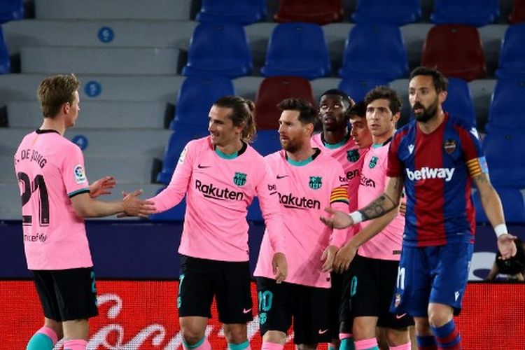 Selebras perayaan gol Ousmane Dembele (belakang tengah) pada lag apekan ke-36 Liga Spanyol yang mempertemukan Levante vs Barcelona di Stadion Ciutat de Valencia pada Rabu (12/5/2021) dini hari WIB.