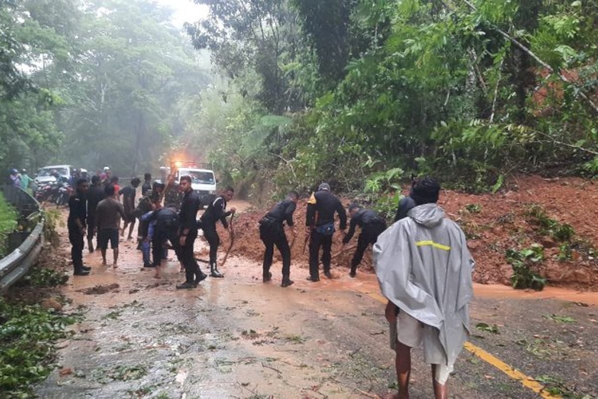 Longsor Tutup Jalan Trans Sumba, Antrean Kendaraan Mengular